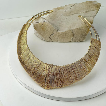 Choker Rígida de Fios Metálicos Trançados – Grega