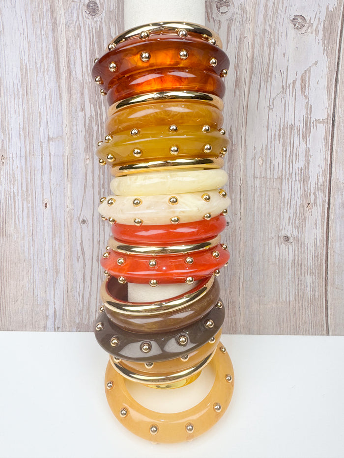 Pulseira Rígida de Resina com Esferas Douradas – Protagonismo