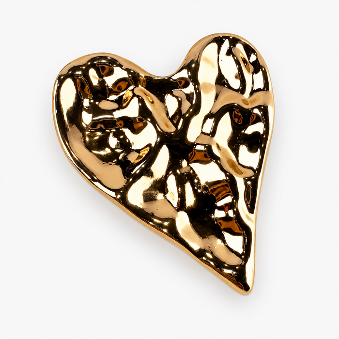 Broche Coração Dourado Texturizado – Afeto