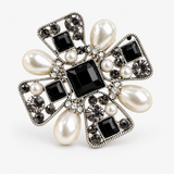 Broche com Cristal Negro e Pérolas – Prestígio
