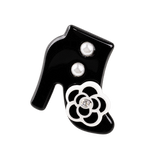 Broche Bota Retrô com Detalhes Perolados – Gracilidade