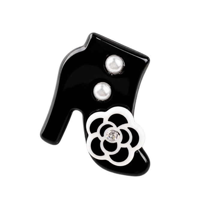 Broche Bota Retrô com Detalhes Perolados – Gracilidade