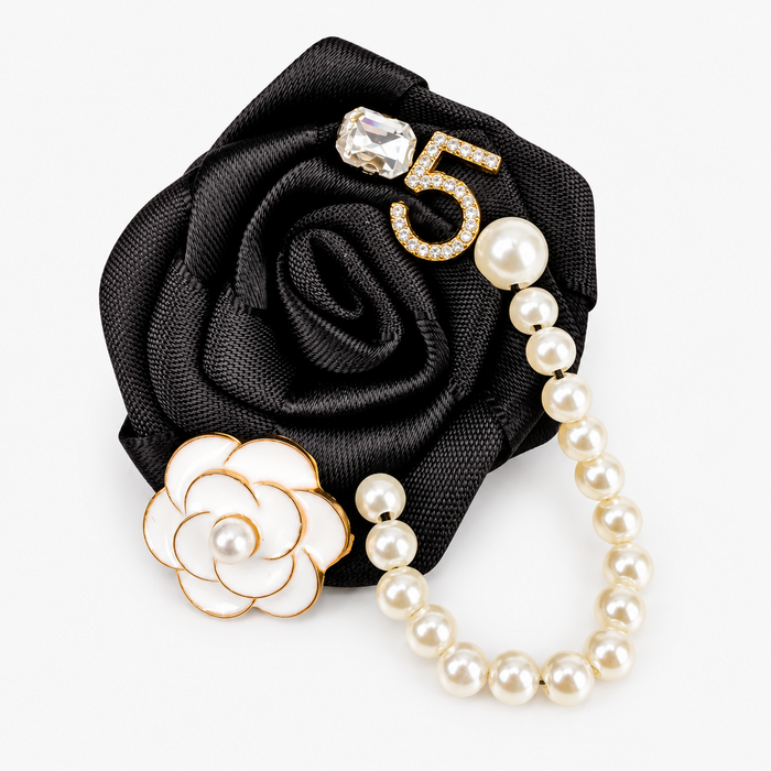 Broche Flor de Cetim com Pérolas – Distinção