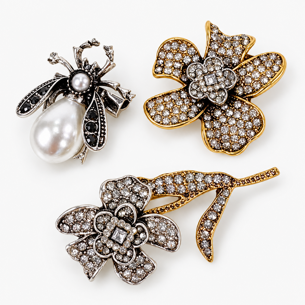 Broche trio flor dourado strass