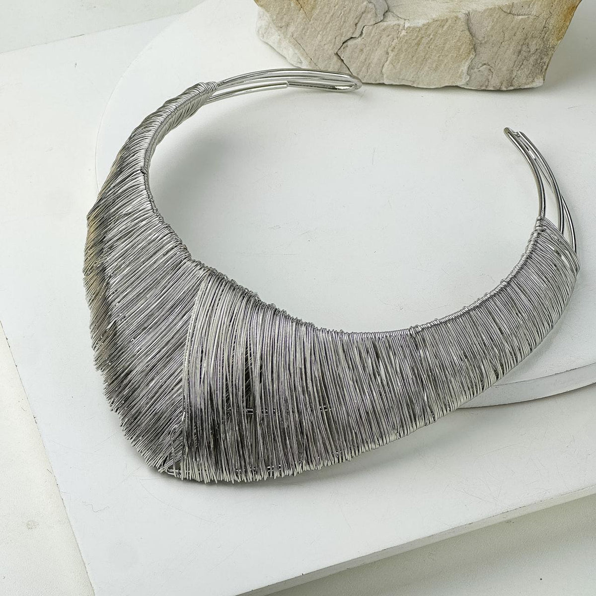 Choker Rígida de Fios Metálicos Trançados – Grega