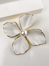 Broche Floral Branco com Pérola – Charme