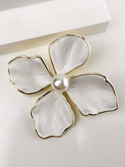 flor-branca-dourada-broche-1