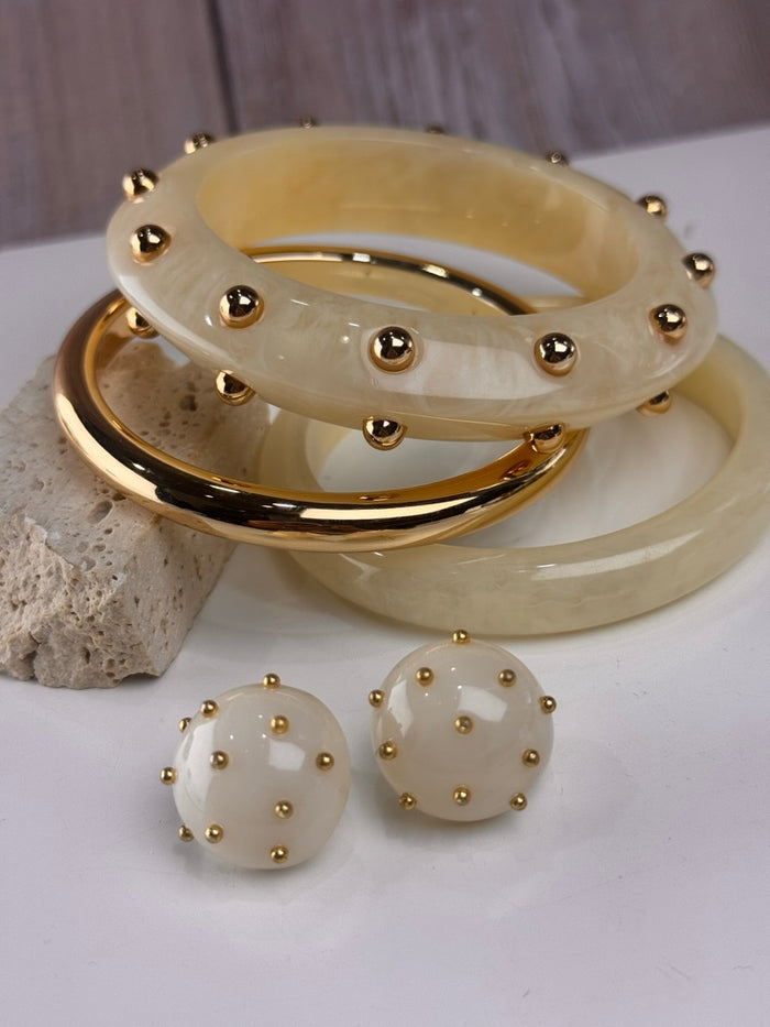 Pulseira Rígida de Resina com Esferas Douradas – Protagonismo