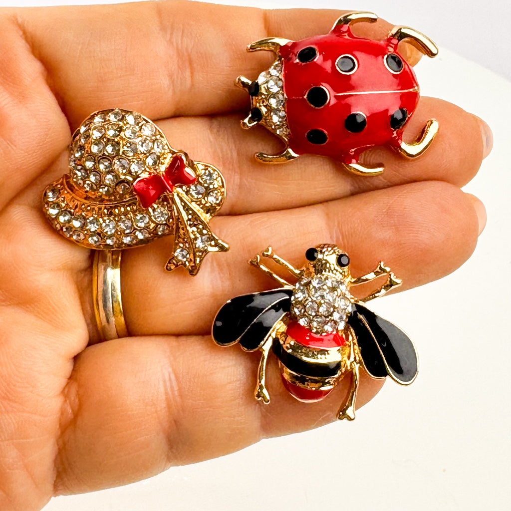 trio-de-broches-joaninha-abelha-e-chapeu-1